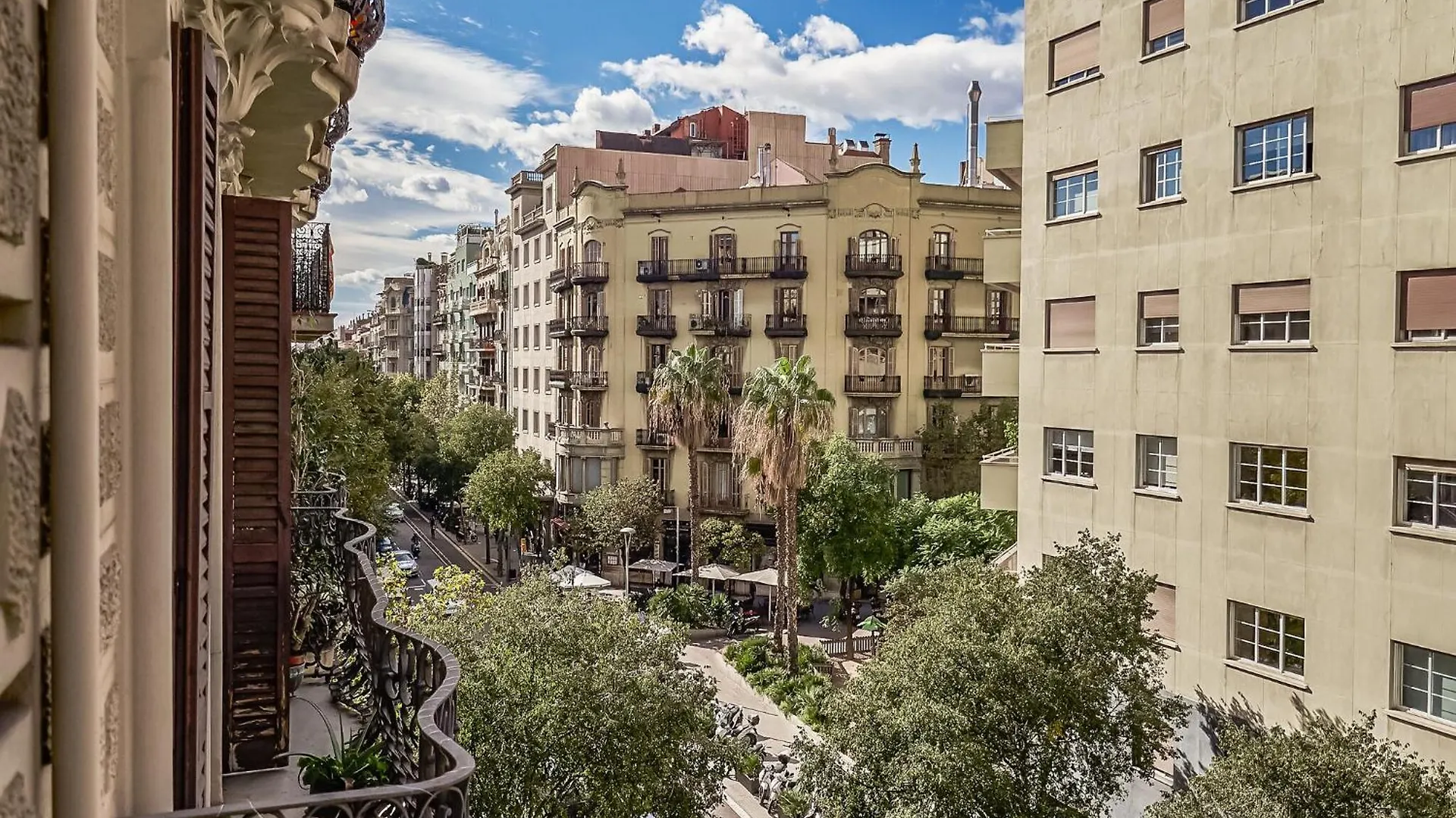 Modern Villa In Eixample With Sea Near Barcelona
